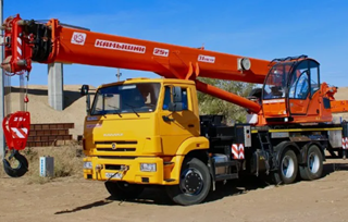 автокран 25 тонн 28 метра стрела в работе